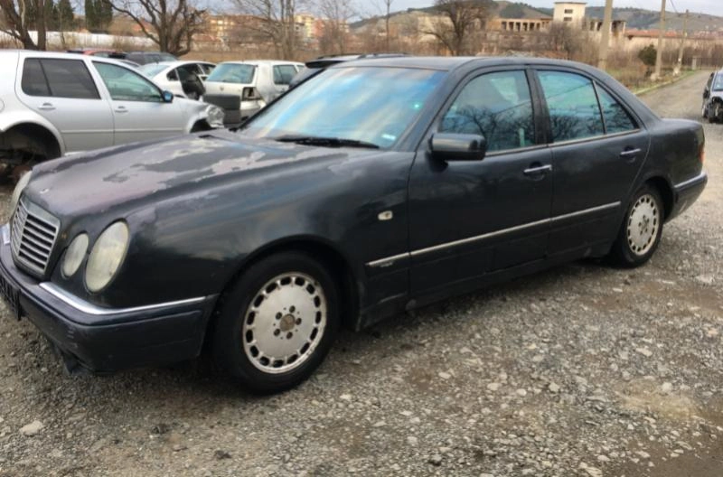 Mercedes-Benz E 200 E200i снимка 2