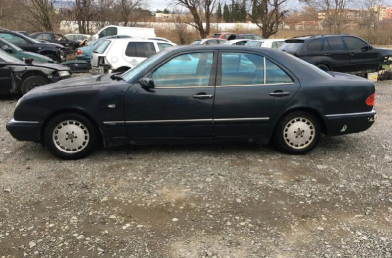 Mercedes-Benz E 200 E200i снимка 3