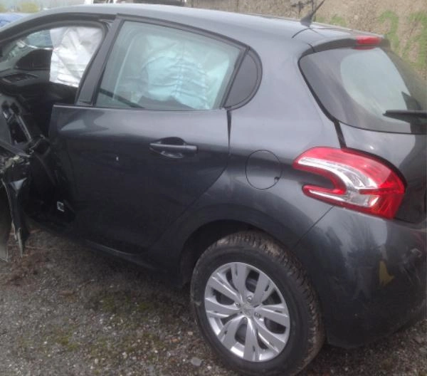 Peugeot 208 1.2I снимка 7