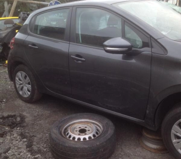 Peugeot 208 1.2I снимка 3