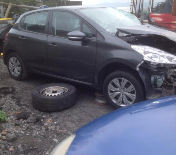 Peugeot 208 1.2I снимка 2