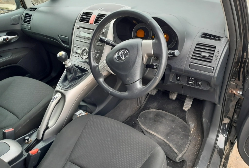 Toyota Auris 2.2D CAT снимка 7