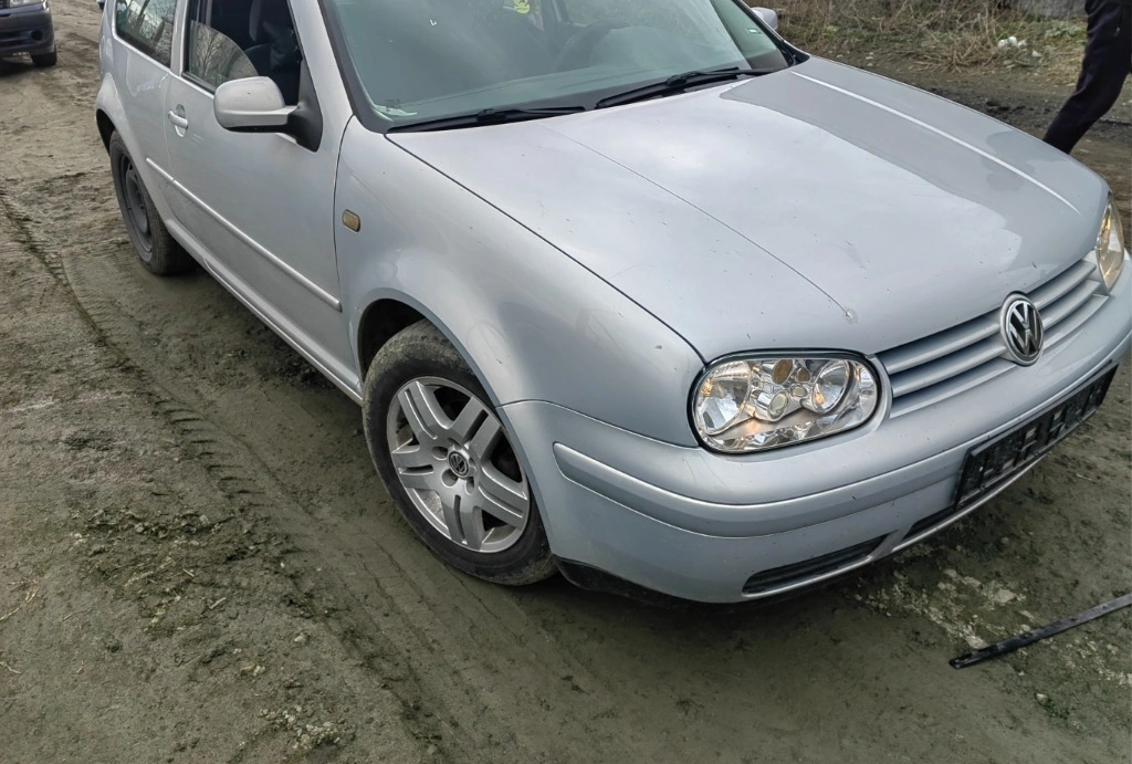 VW Golf 1.6i